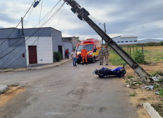 Homem fica em estado grave após bater moto e quebrar poste da rede de energia