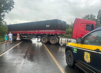 Carreta fica atravessada na BR-153 e deixa trânsito bloqueado após acidente com carro