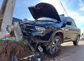 Caminhonete fica com a frente destruída após quebrar poste em avenida de Palmas