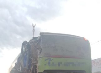 Acidente envolvendo dois ônibus, carreta e carro deixa quatro feridos na BR-153