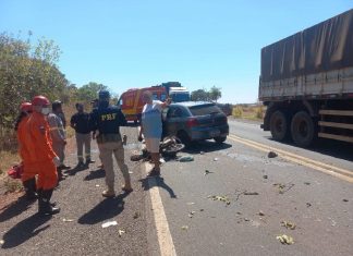 Jovem fica gravemente ferido após batida entre carro e moto na BR-153