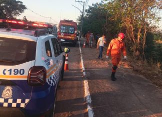 Homem morre após perder controle de moto, sair da pista e bater em árvore