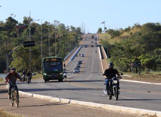 Ciclista morre em ambulância após ser atropelado por caminhão em avenida de Palmas