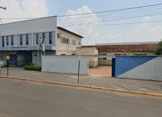 Teto de sala de aula com mais de 20 alunos desaba em escola e deixa feridos
