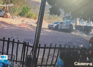 Vídeo: Caminhão perde controle em ladeira e atinge carros estacionados na entrada de cachoeira em Taquaruçu