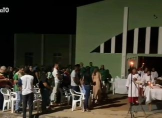 Fiéis celebram missa sob a luz de poste após furto dos fios de igreja: ‘Prejuízo de R$ 10 mil’
