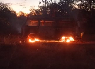 VÍDEO: Kombi escolar pega fogo enquanto transportava alunos da zona rural
