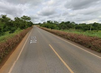 Homem e mulher morrem após carro sair da pista e bater em árvore na TO-050