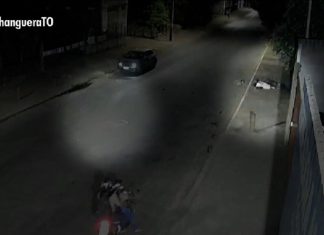 Vídeo mostra moto atropelando pedestre em rua; três ficaram feridos