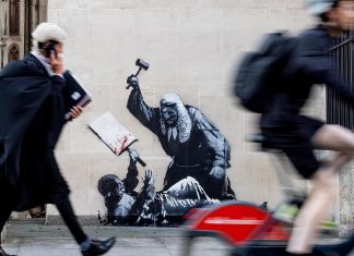 É #FAKE que novo grafite de Banksy mostre bandeira da Inglaterra na mão de manifestante agredido por juiz; trata-se de montagem