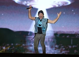 Bruce Dickinson compara políticos brasileiros a diabo e canta música que ficou 41 anos sem ser tocada