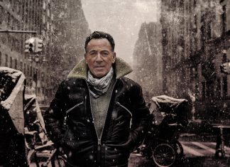 Na estreia de ‘Springsteen: Salve-me do Desconhecido’, cantor fala que vivemos em ‘época perigosa’