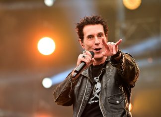 Capital Inicial repete as músicas de sempre e faz discurso contra ‘PEC da impunidade’ no The Town