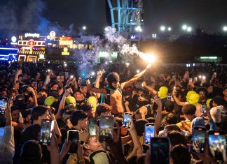 The Town 2025: Público usa sinalizadores durante shows; veja FOTOS
