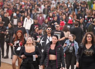 Roqueiro ou roqueira? ‘Cabelão’ é moda no dia do rock do The Town
