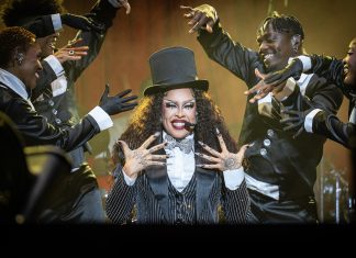 Gloria Groove viaja no tempo com show frenético e teatral no The Town