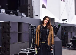 Isabeli Fontana assiste ao show de Di Ferrero no The Town