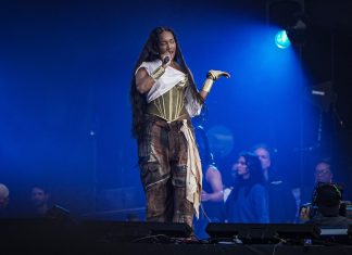 Iza convida Olodum, Toni Garrido e Célia Sampaio no The Town e mostra que reggae não é só Bob Marley