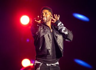 Jason Derulo canta pouco e sensualiza muito em show no The Town que parece criado por IA