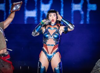 The Town 2025 tem último dia com ‘pop farofa’, Joelma empolgante e Katy Perry acrobática e futurista