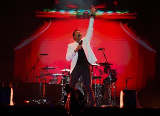 Lionel Richie canta hits de rádio em baile elegante com plateia morna no The Town