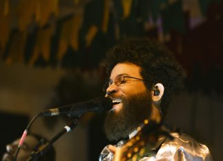 Martins canta Caetano Veloso, Marina Lima, Herbert Vianna e Zeca Baleiro no álbum ao vivo de intérprete ‘Versões’