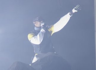 Travis Scott consegue fazer fãs da geração Z guardarem o celular em show corrido no The Town