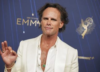 Emmy 2025: Artistas chegam ao tapete vermelhor; FOTOS