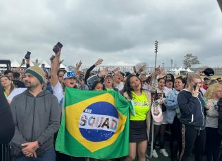 Fãs de Backstreet Boys cantam músicas da boy band na fila do The Town; vídeo