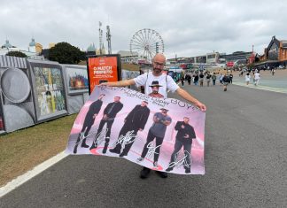 Escritor leva bandeira do Backstreet Boys ao The Town em homenagem à amiga morta na pandemia