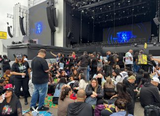 Quem são os fãs que garantiram lugar na grade para ver Backstreet Boys no The Town