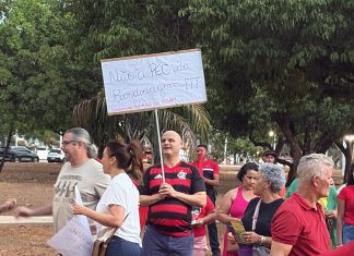 Grupo faz ato contra Projeto da Anistia e PEC da Blindagem, em Palmas