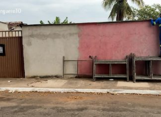Açougue de família morta em acidente na BR-153 está fechado em Jaú do Tocantins, e amigo tenta alimentar cães que ficaram na casa