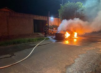 VÍDEO: Homem tem carro incendiado após ajudar mulher a fazer mudança e receber ameaças do ex dela