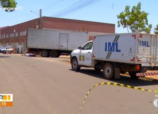 Acidente entre moto e caminhão mata mulher em quadra de Palmas