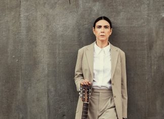 Adriana Calcanhotto desfolha bandeira dos 60 anos como a legítima discípula modernista da canção pop brasileira