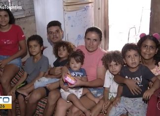 Mãe de dez filhos sobrevive com Bolsa Família e fala das dificuldades: ‘Cozinhar na lenha’