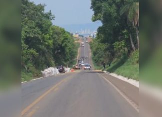 Rodovia TO-080 é parcialmente liberada após acidente entre caminhão e carro que deixou motorista morto