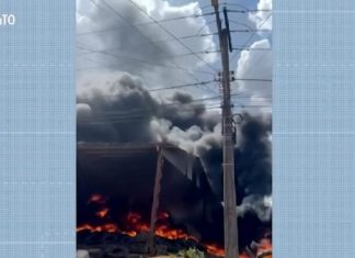 Depósito de pneus pega fogo e deixa brigadista ferido