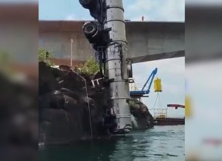 Carreta de ácido sulfúrico é retirada de rio quase dez meses após cair com ponte entre o Tocantins e o Maranhão; VÍDEO