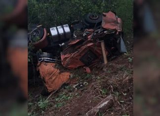 Caminhoneiro fica ferido após perder o controle de carreta em curva e capotar na TO-080