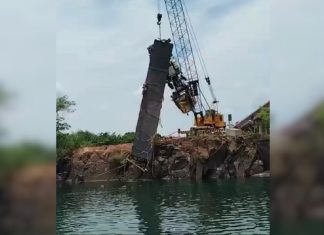 Caminhão de agrotóxicos que caiu com ponte entre o Tocantins e o Maranhão é retirado de rio; VÍDEO