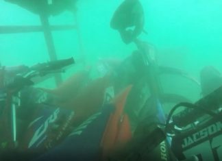 Mergulhador filma balsa que naufragou carregada de motos e trilheiros no Rio Tocantins; dois morreram