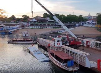 Vídeo mostra momento em que ônibus de turismo é retirado de rio após cair de balsa