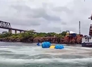 VÍDEO: Caminhão que afundou após queda de ponte entre TO e MA é içado com balões
