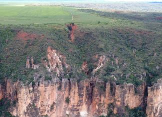 Agricultores podem pagar multa de R$ 100 mil por dia após crime ambiental que causou cratera e afetou nascente nas Serras Gerais