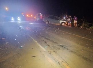 Acidente envolvendo dois carros deixa uma pessoa morta e outra ferida na BR-153