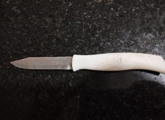 Homem fica em estado grave após ser esfaqueado no tórax por suspeito em surto, diz PM