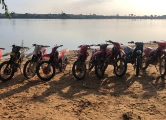 Motos e equipamentos são retirados do rio após embarcação naufragar e deixar dois jovens mortos