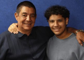 Zeca Pagodinho apresenta o samba ‘Fé e esperança’, primeira gravação feita em estúdio pelo cantor com o neto Noah